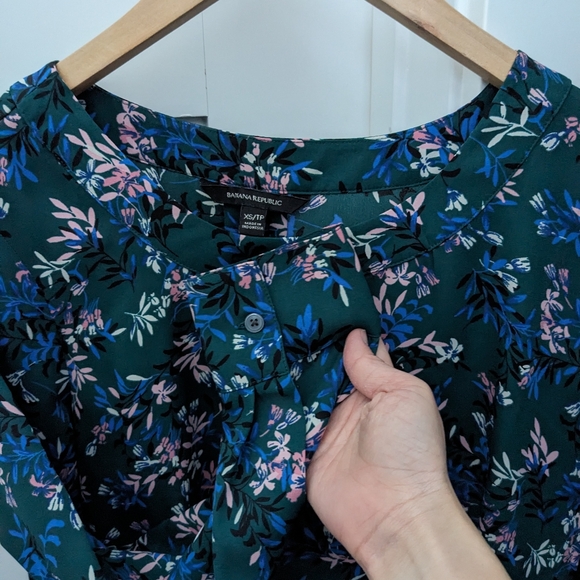 Like new green floral blouse - Picture 2 of 4